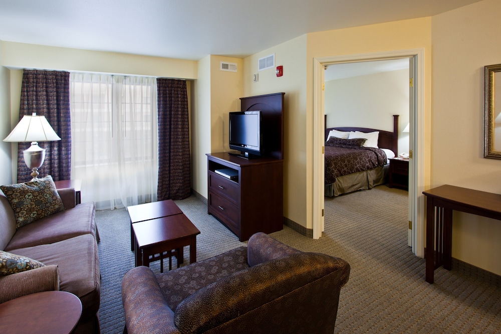Staybridge Suites Lansing-Okemos 46/84