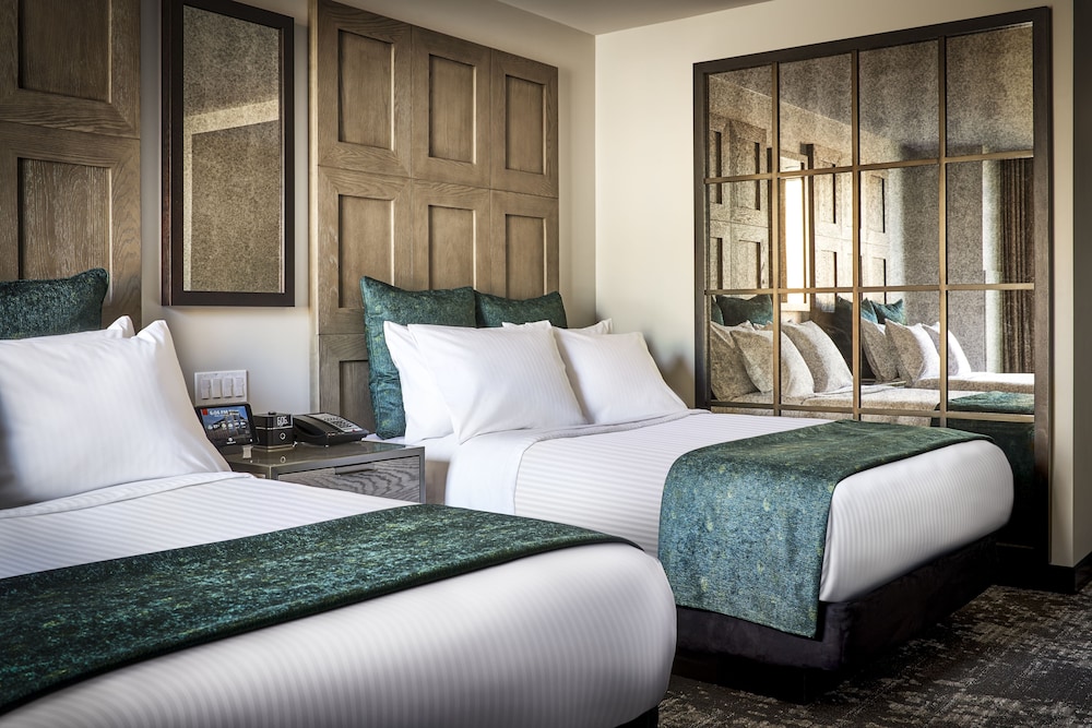 VILLAGE, 2 DOUBLE BEDS