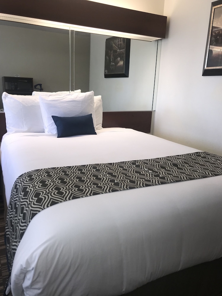 Microtel Inn & Suites by Wyndham Indianapolis Airport 10/36