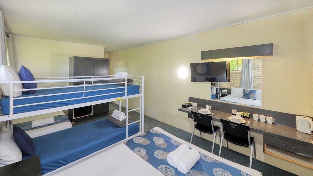 TROPICAL GATEWAY MOTOR INN 43/62
