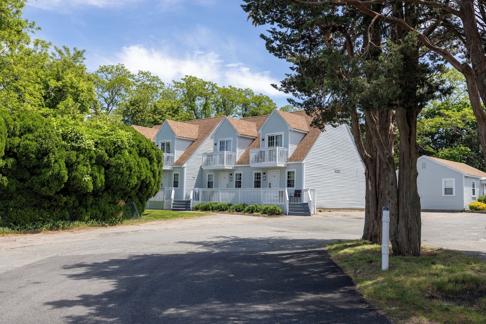 Blue Spruce Motel & Townhouses 39/43