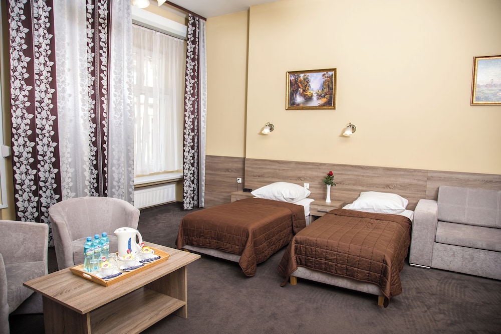 Maksymilian Hotel 48/70