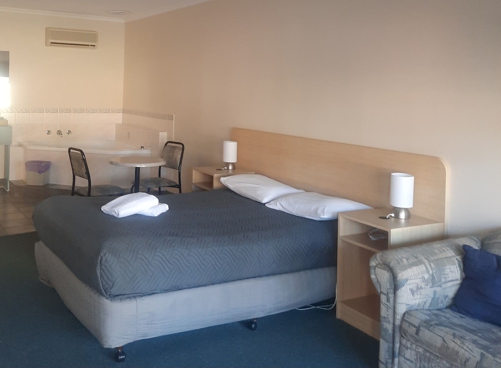 Arthur Phillip Motor Inn 11/36
