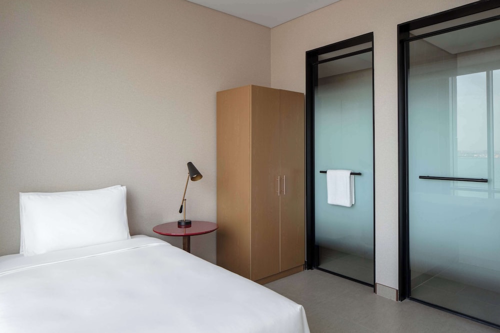 شقة بسريرين منفصلين وسريرين كينج بـ3 غرف نوم، Andaz Doha 2/3