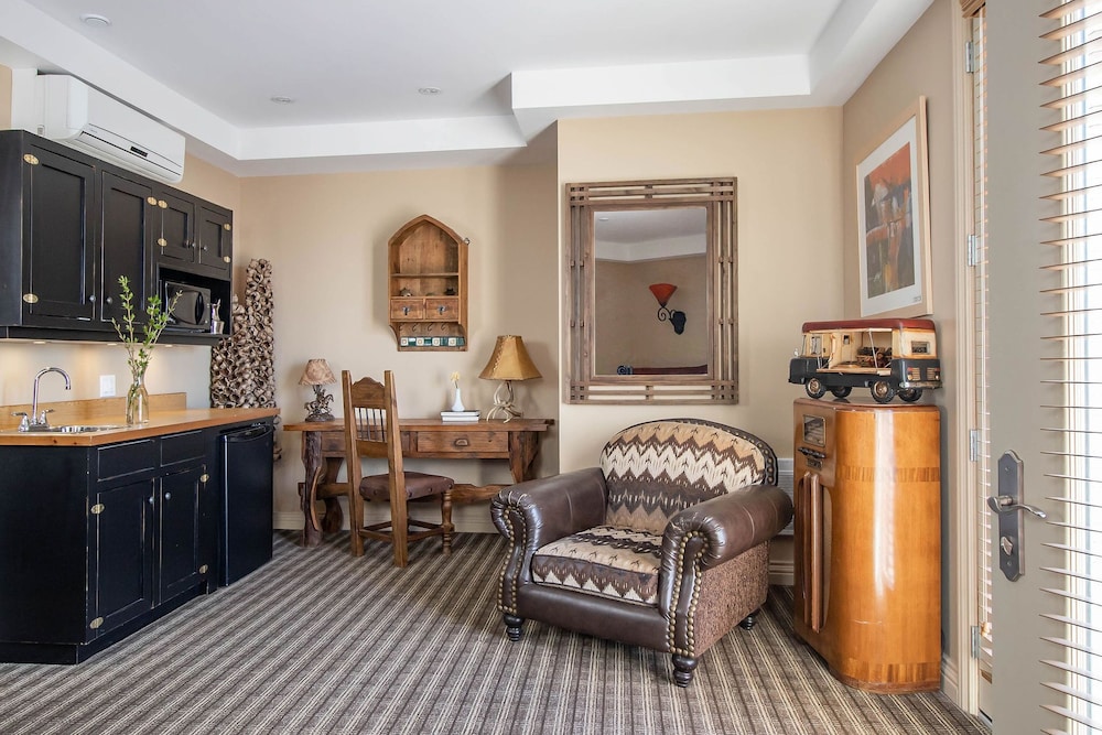 Retro Suites Hotel 50/83
