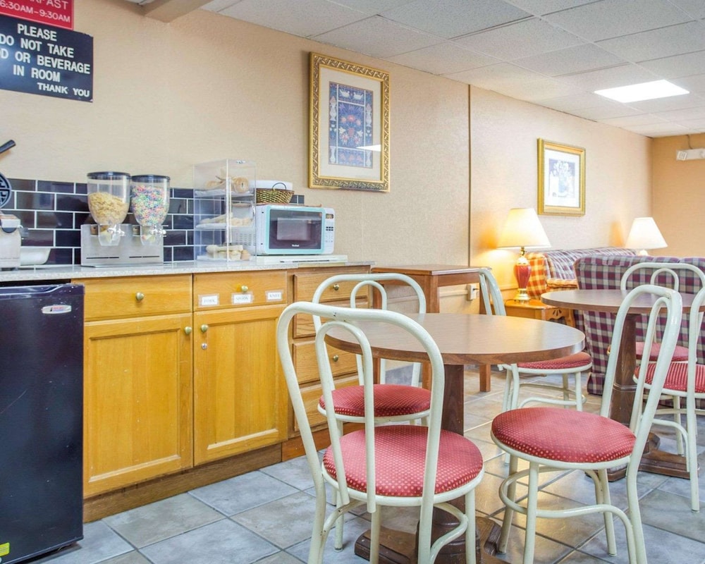 Rodeway Inn Stone Mountain 44/64