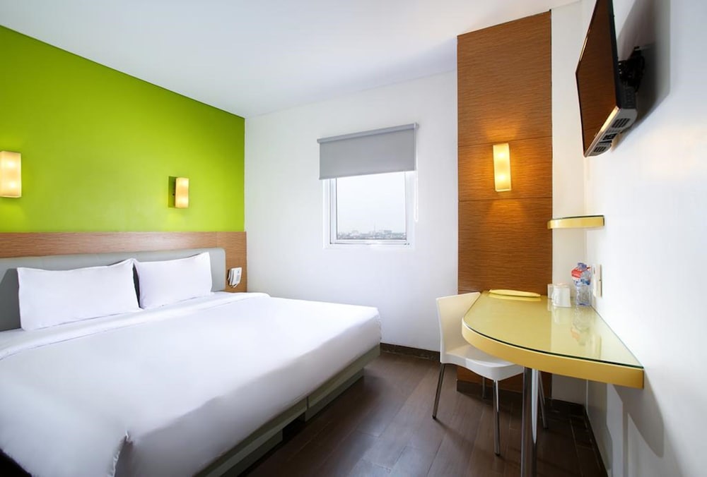 Smart, Hollywood, King Bed، Amaris La Codefin Kemang 8/10