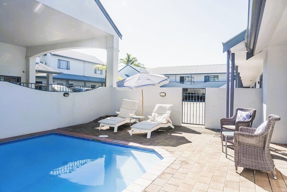 Aquarius Motor Inn 32/64