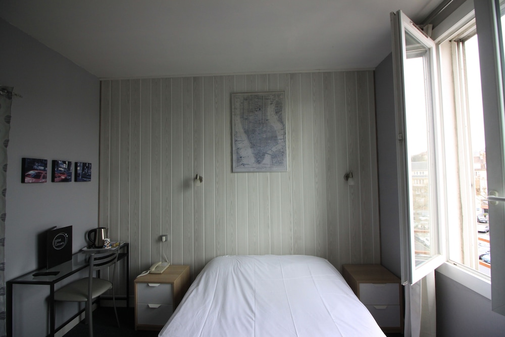 L Univers Hotel 9/41