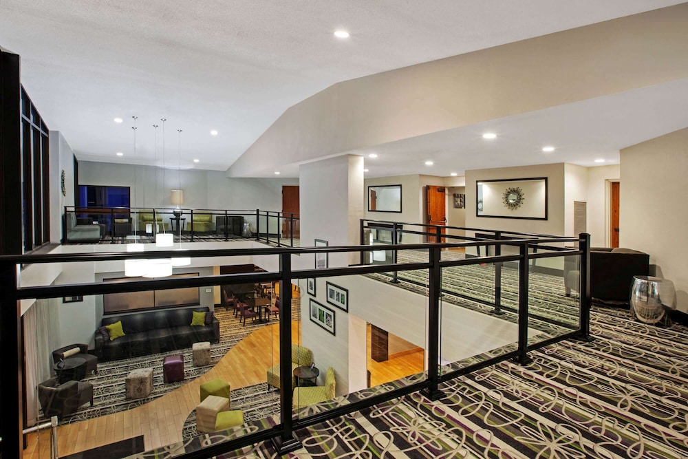 La Quinta Inn & Suites by Wyndham Detroit Metro Airport 28/55