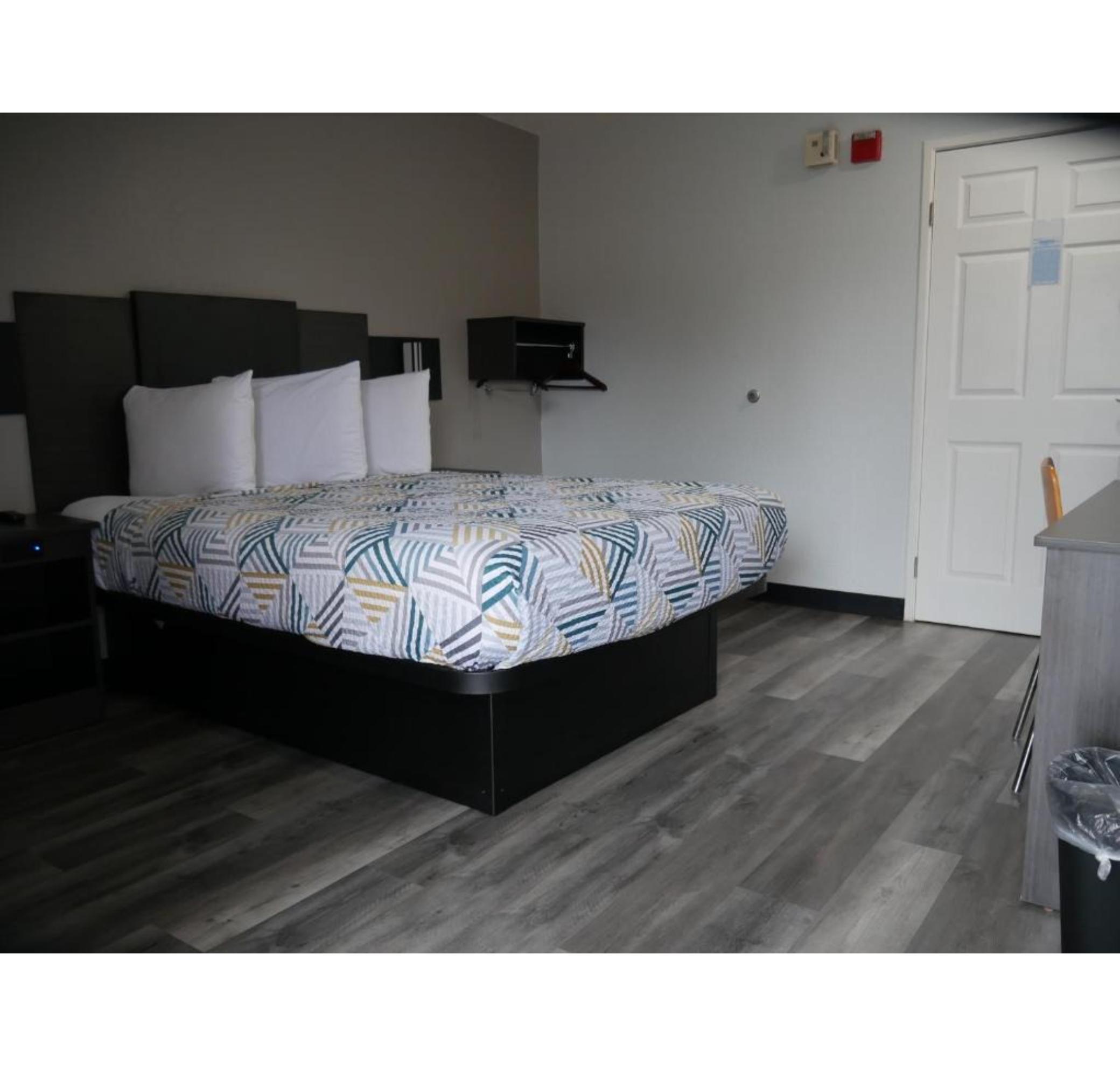 1 Queen Bed Micfridge