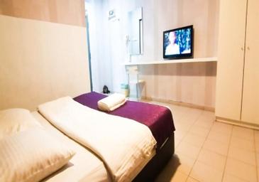Room, King Bed, No Window
