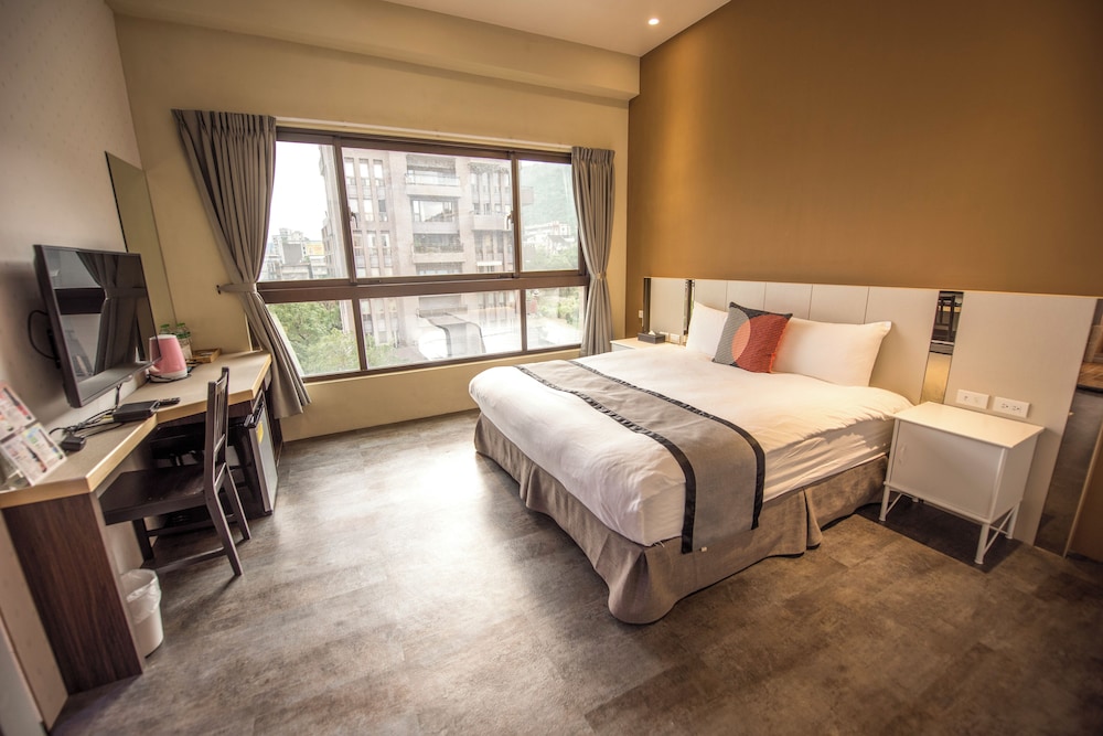 SENIOR, QUEEN BED