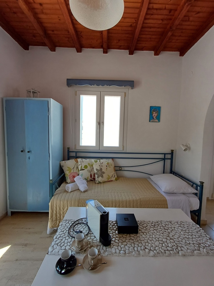 Manos Rooms 17/50