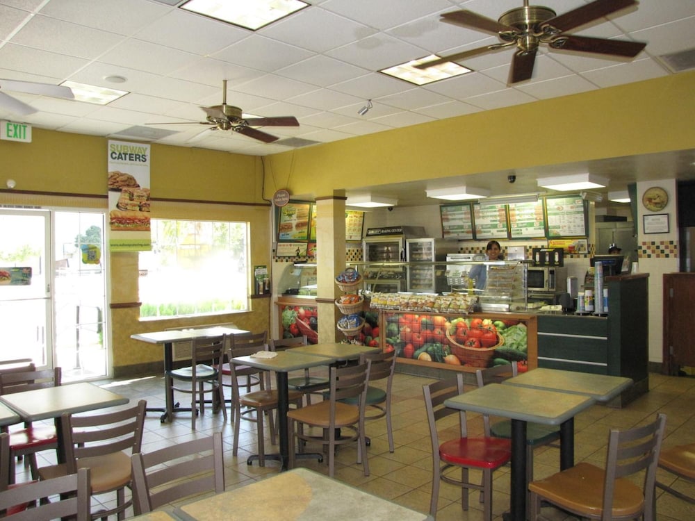 Dream Inn Fresno 37/50