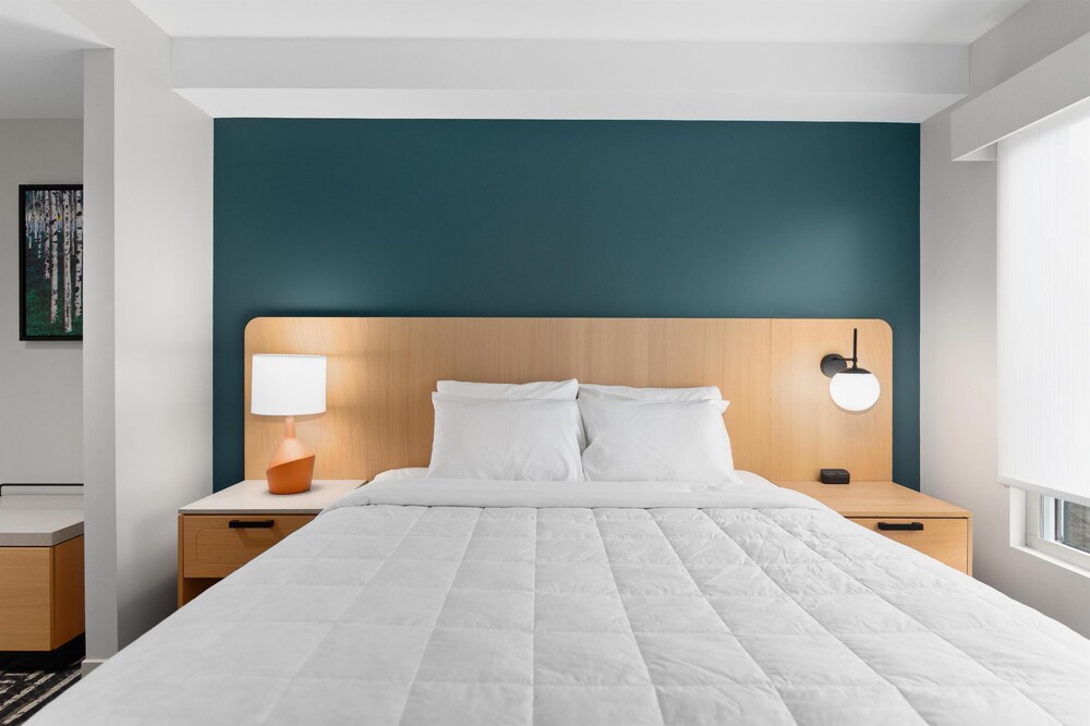 Room, King Bed, Den, High Floor