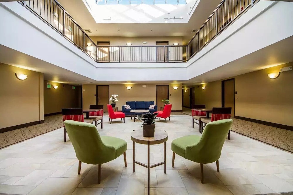 The Atrium Hotel 32/37