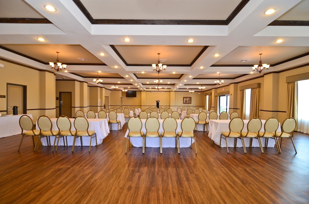 Best Western Plus Emory At Lake Fork Inn And Suites 39/42