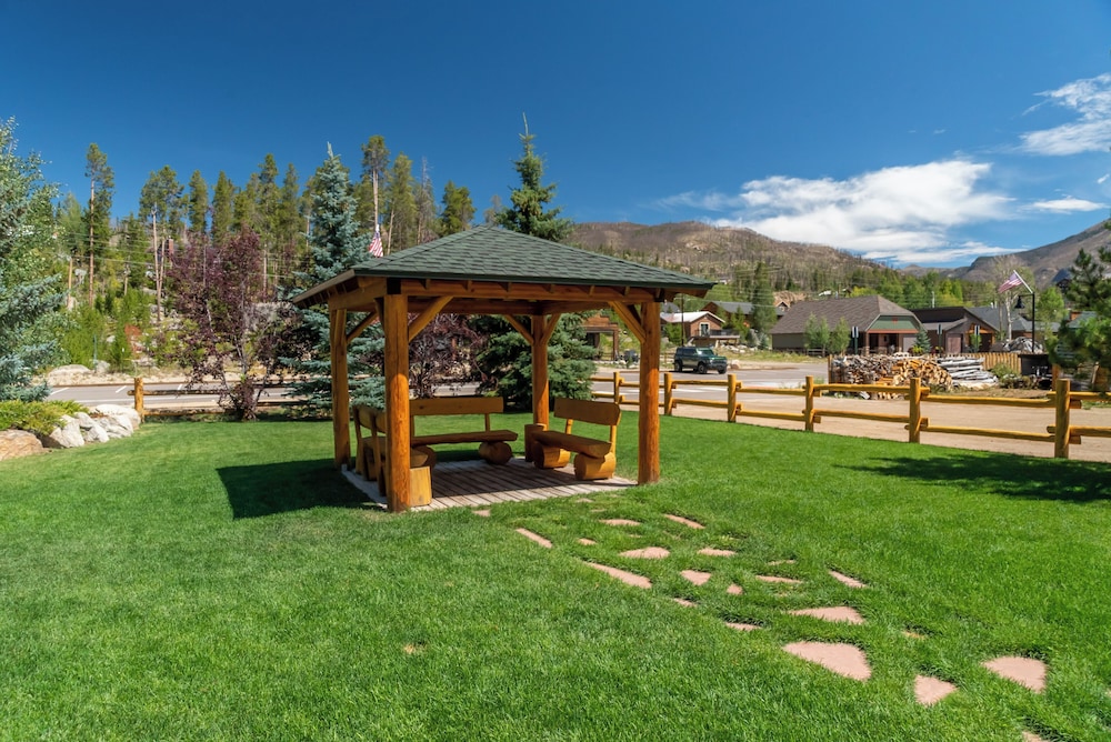 Spirit Lake Lodge and Snowmobile Rentals 53/63