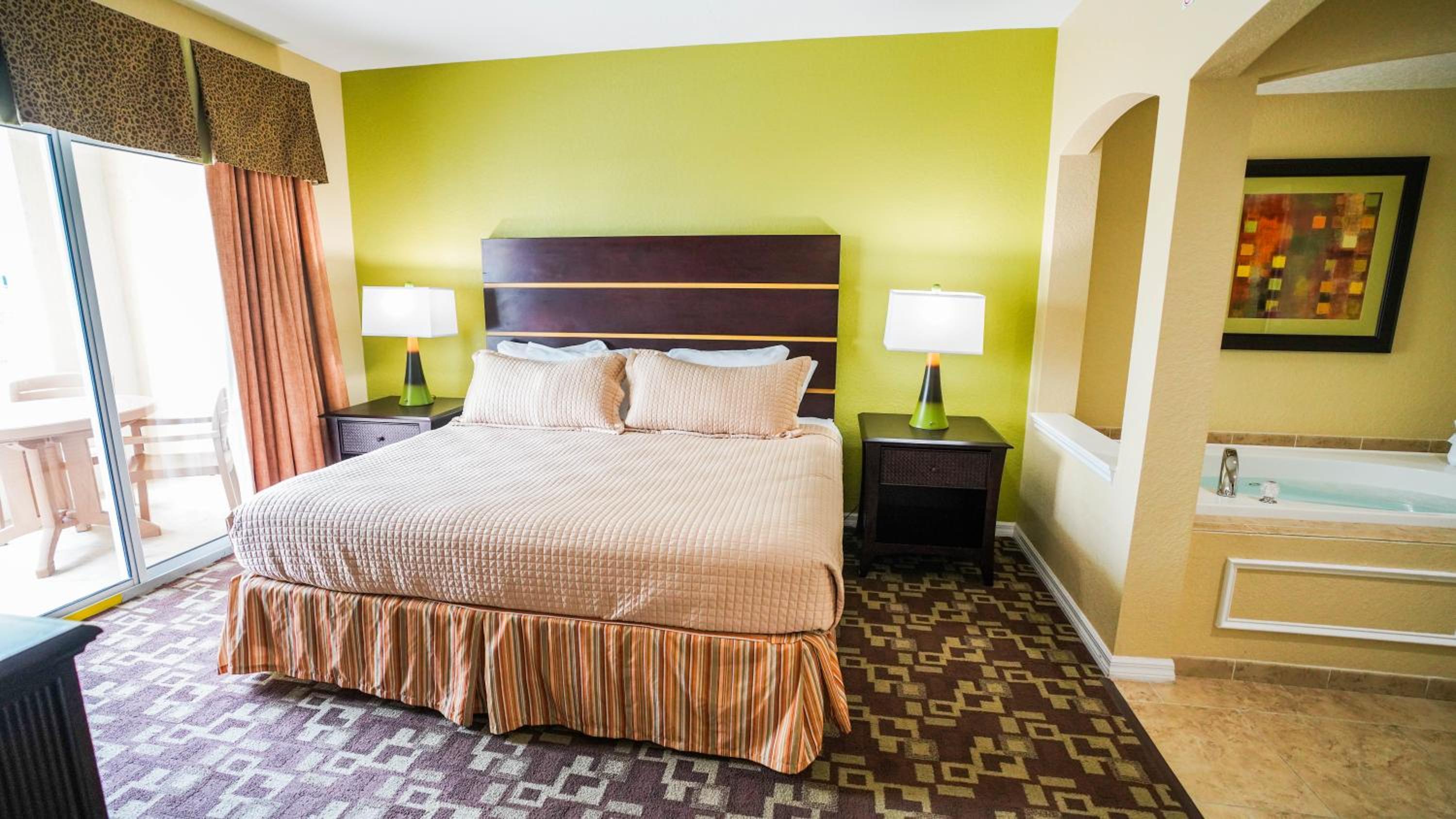 1 BEDROOM, SUITE, QUEEN BED, SOFA