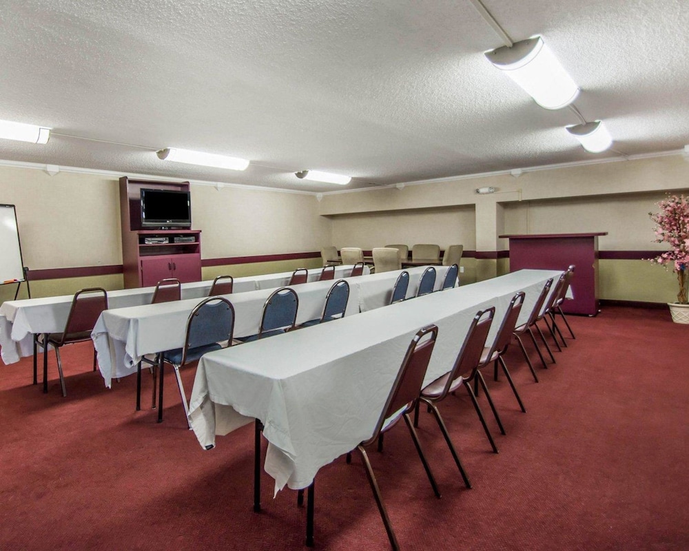 Quality Inn & Suites At Tropicana Field 34/39