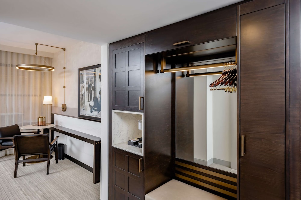 Hotel Fort Des Moines, Curio Collection by Hilton 33/81