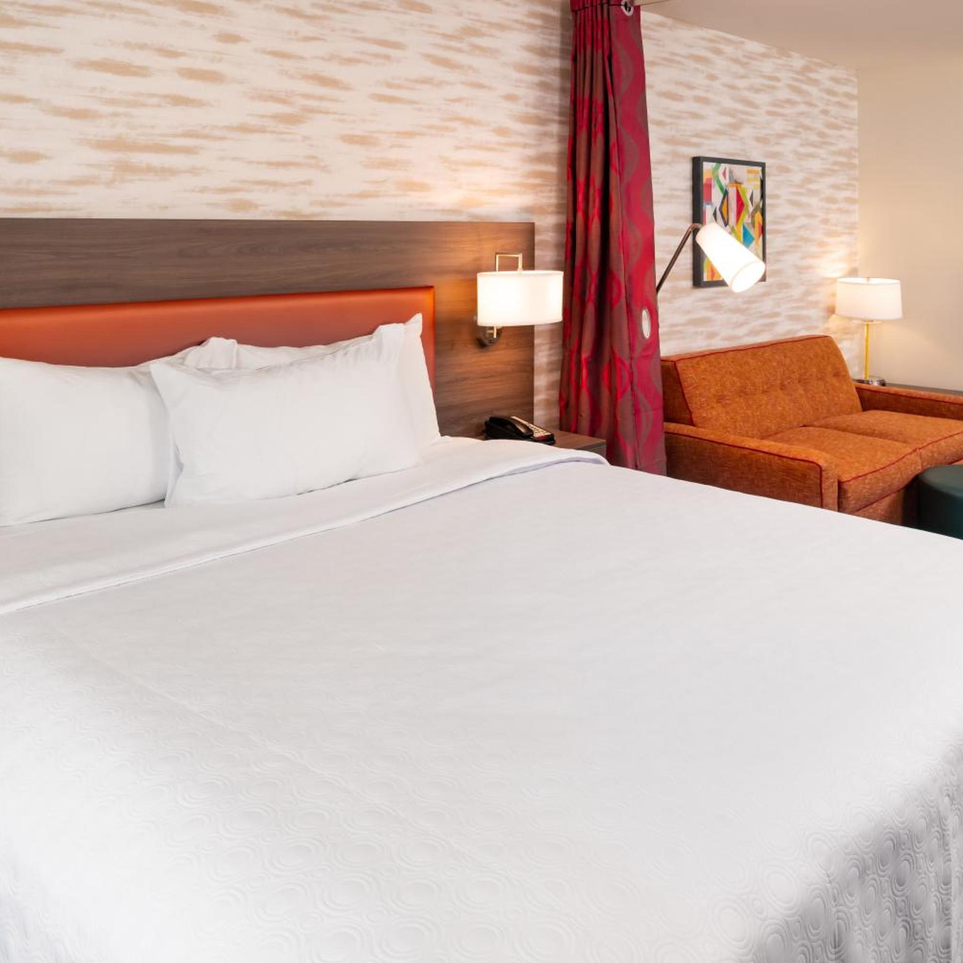 SUITE, KING BED, ACCESSIBLE