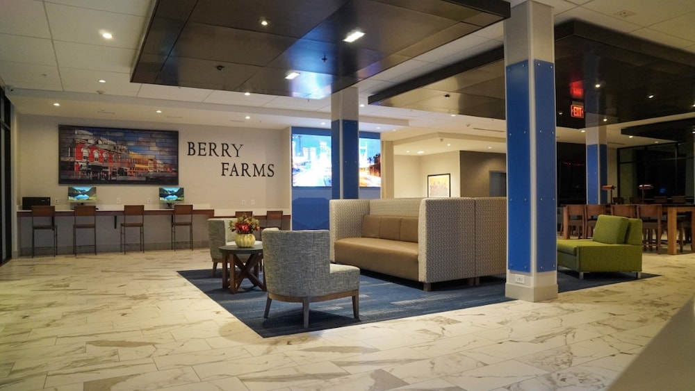 Holiday Inn Express & Suites Franklin - Berry Farms 10/77