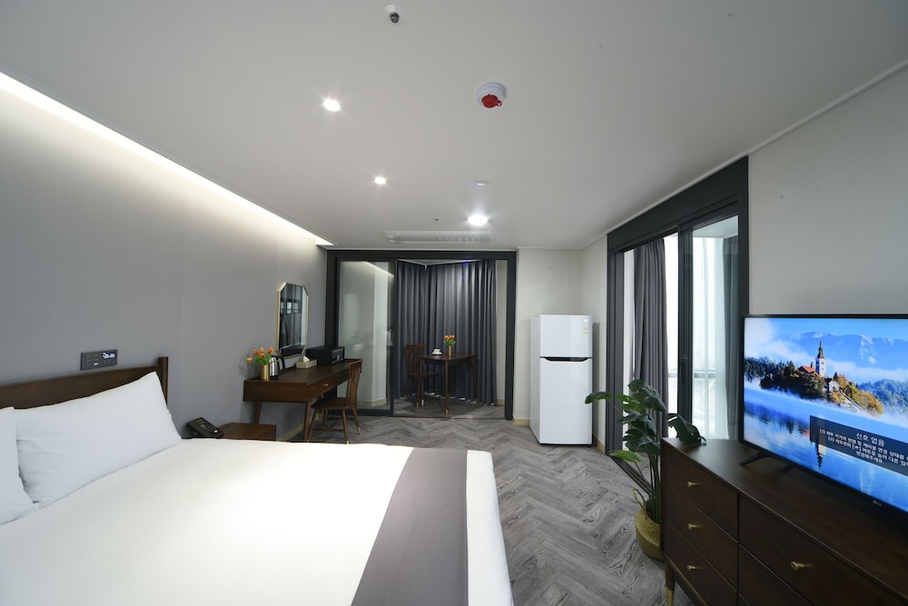 High, Deluxe, Double Bed, Pool Access