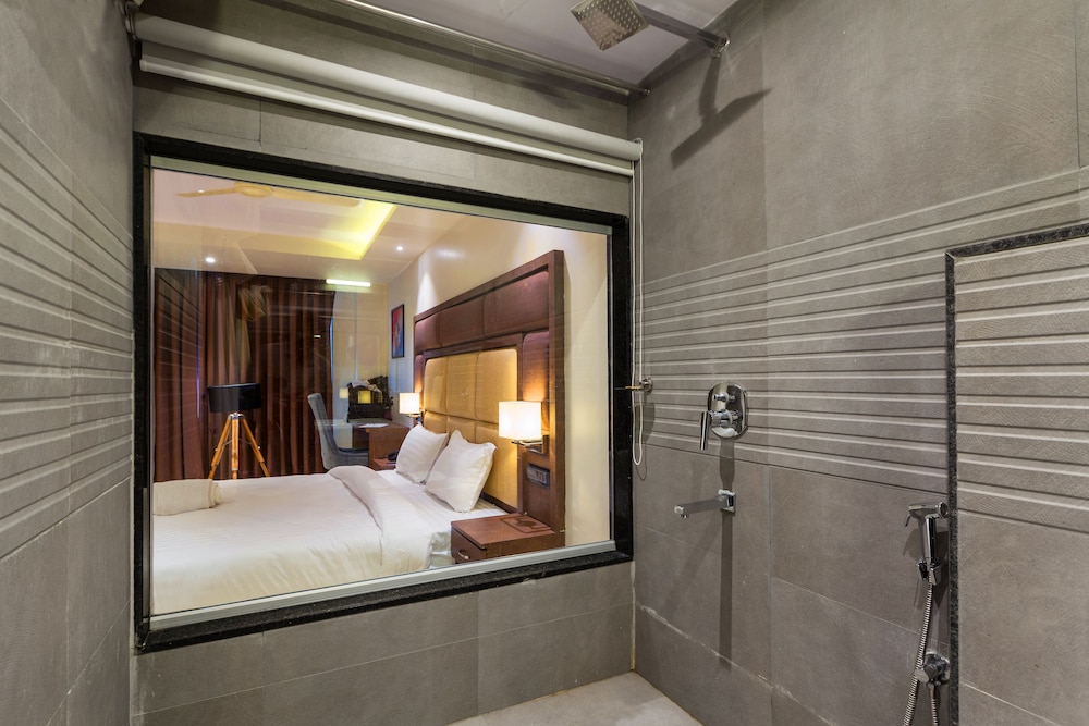 AURA ONE HOTEL 35/45