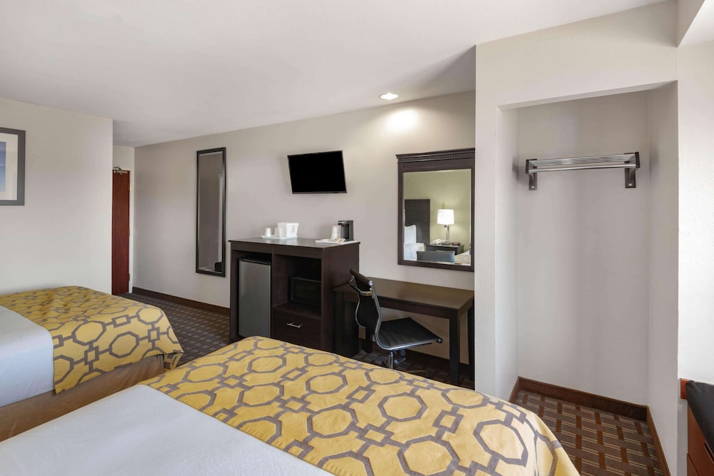 Baymont By Wyndham Farmington 8/41