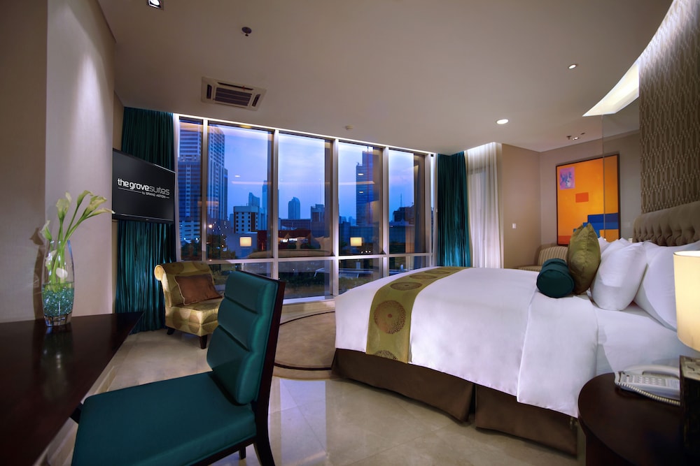 1 Bedroom, Suite, King Bed, Pool View