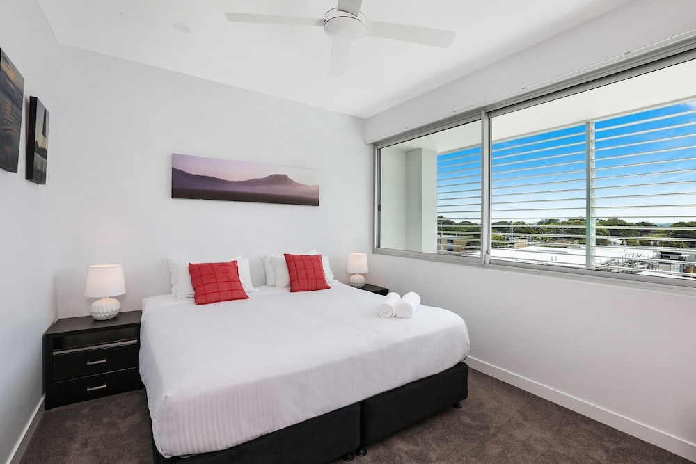 ELEMENT ON COOLUM BEACH 21/75