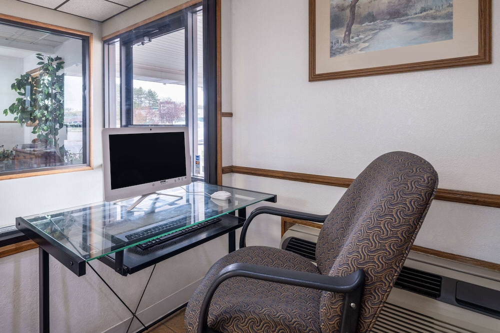 Travelodge by Wyndham Merrill 40/50