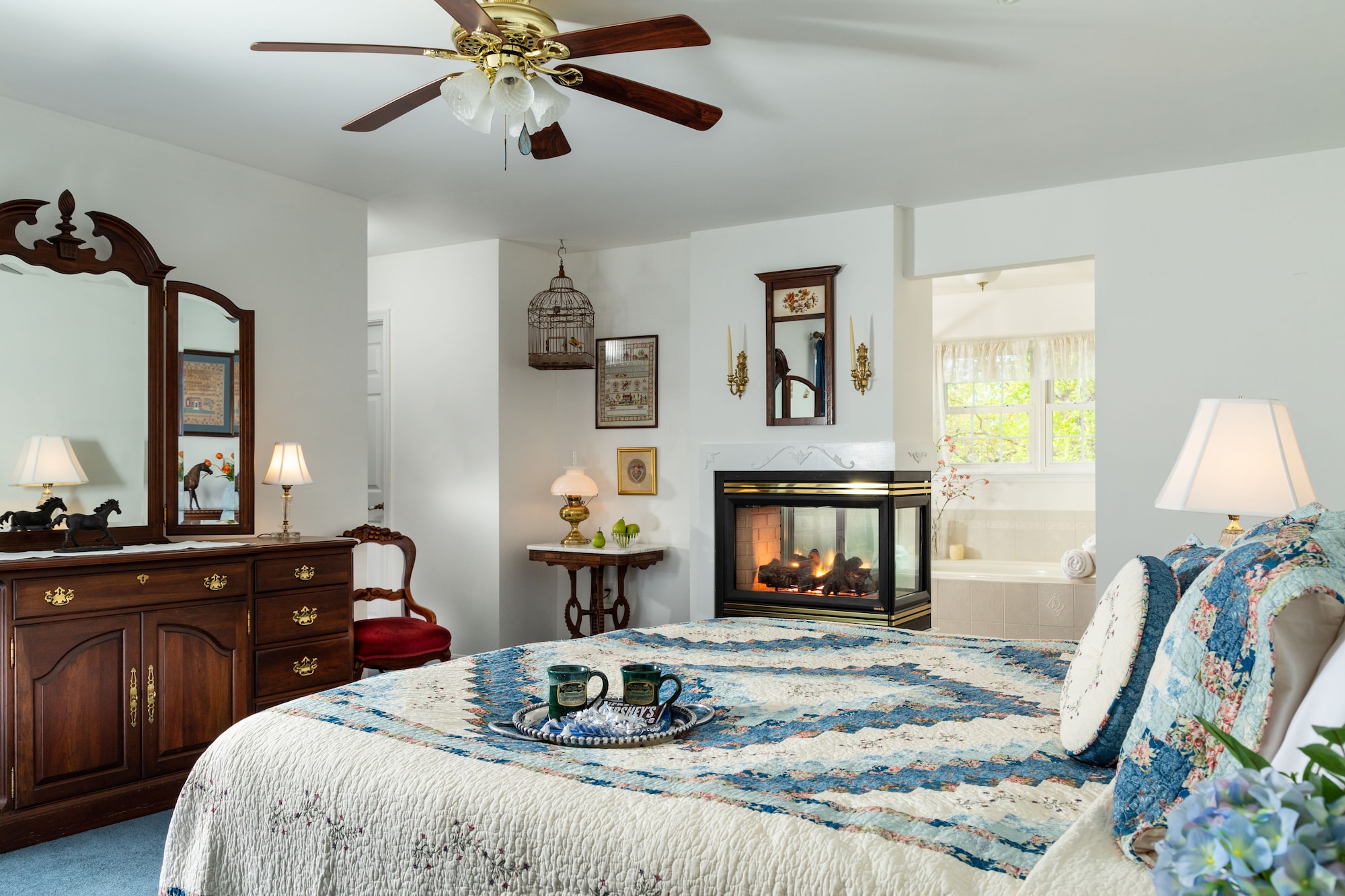 Suite, King Bed, Hill View, Sofa