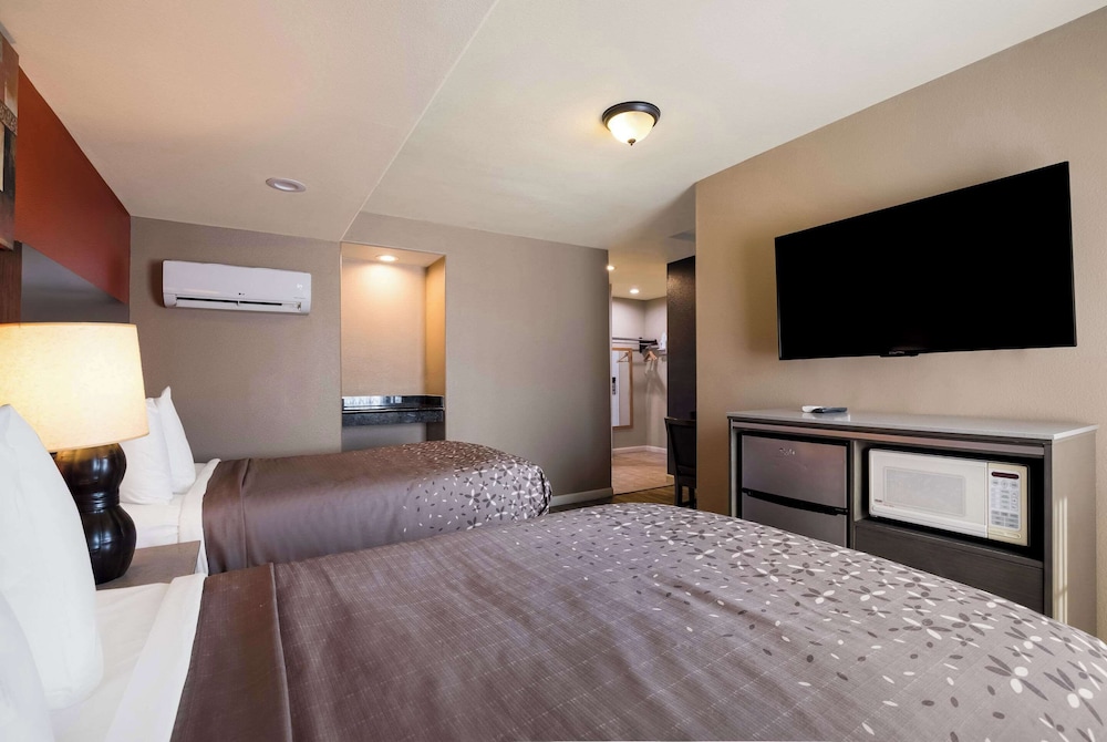 غرفة قياسية بسريرين مزدوجين، Rodeway Inn Near Coachella 5/8