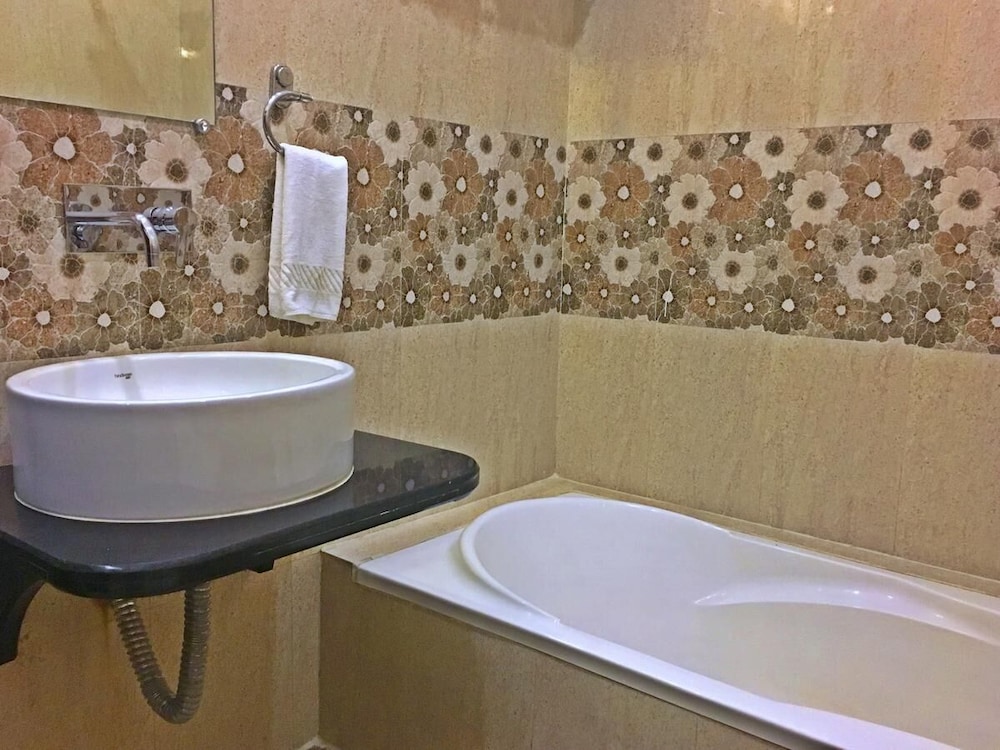 Spring Sky Mughalsarai By ShriGo Hotels 32/33