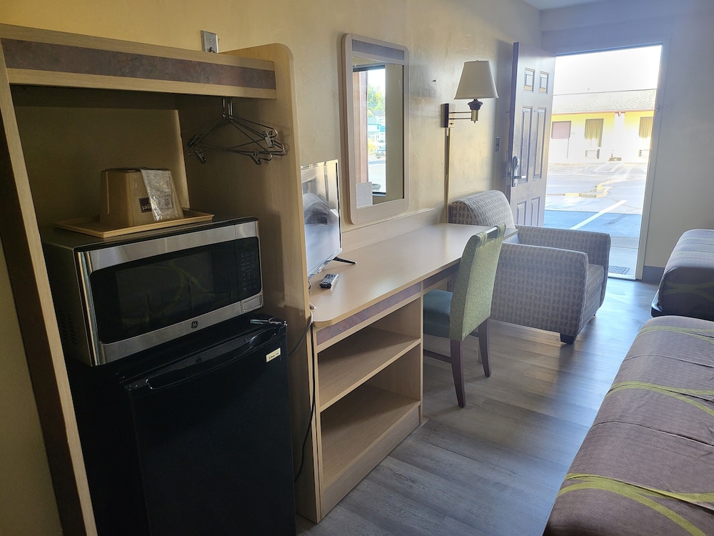 Budget Host Inn 24/24