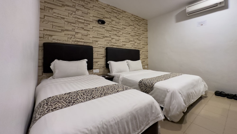 ROOM, TRIPLE, NO WINDOW