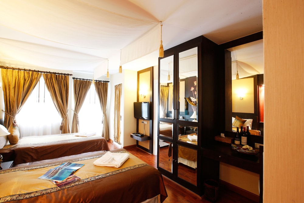 Mirth Sathorn Hotel 16/39