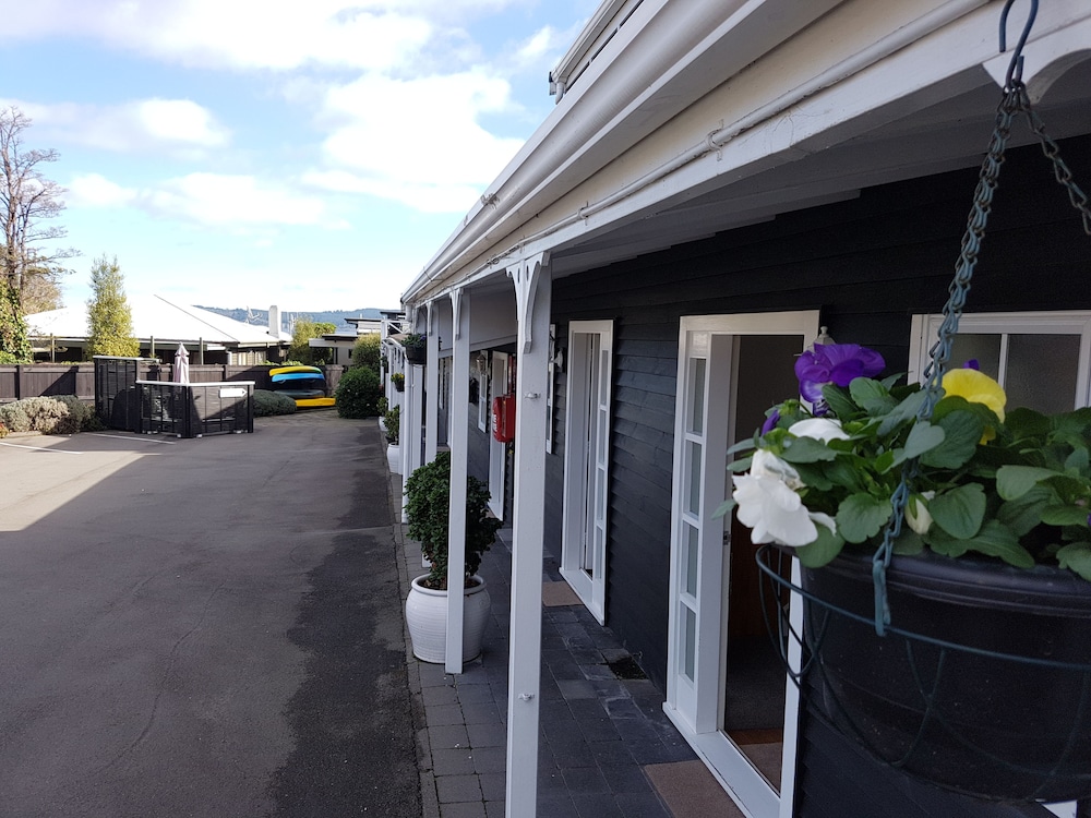 Cottage Mews Motel 5/72