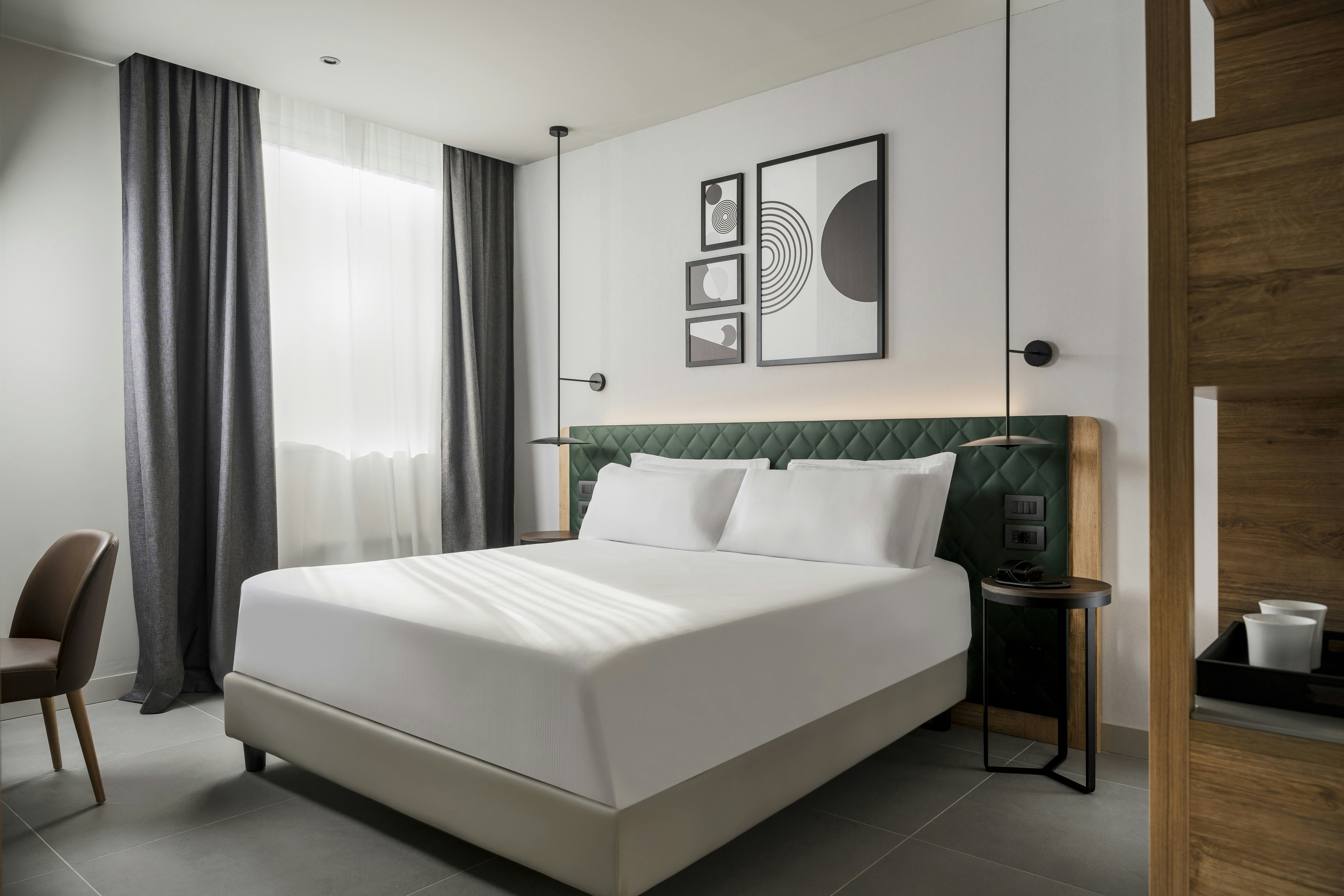 DELUXE, KING BED