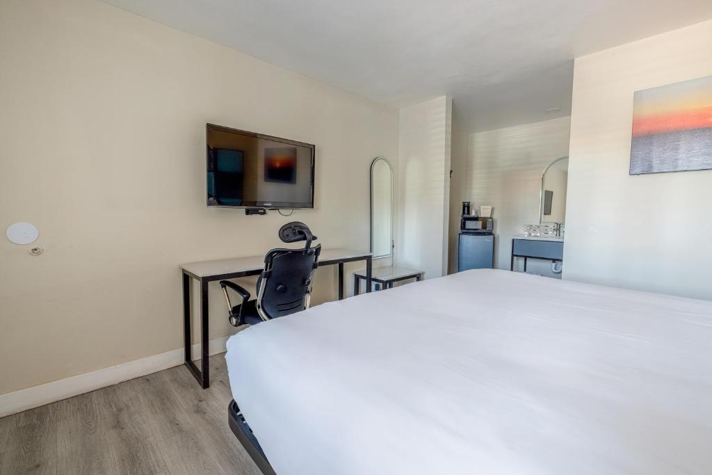 Hotel Avenida Victorville I-15 24/44