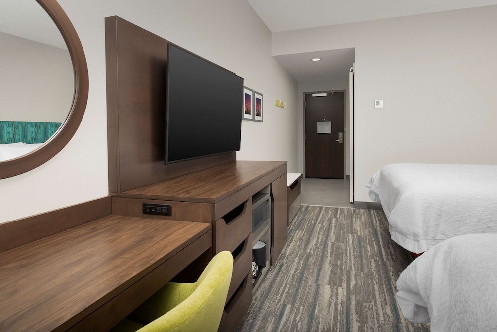 Hampton Inn Suites Charlotte Airport Lake Pointe 14/38