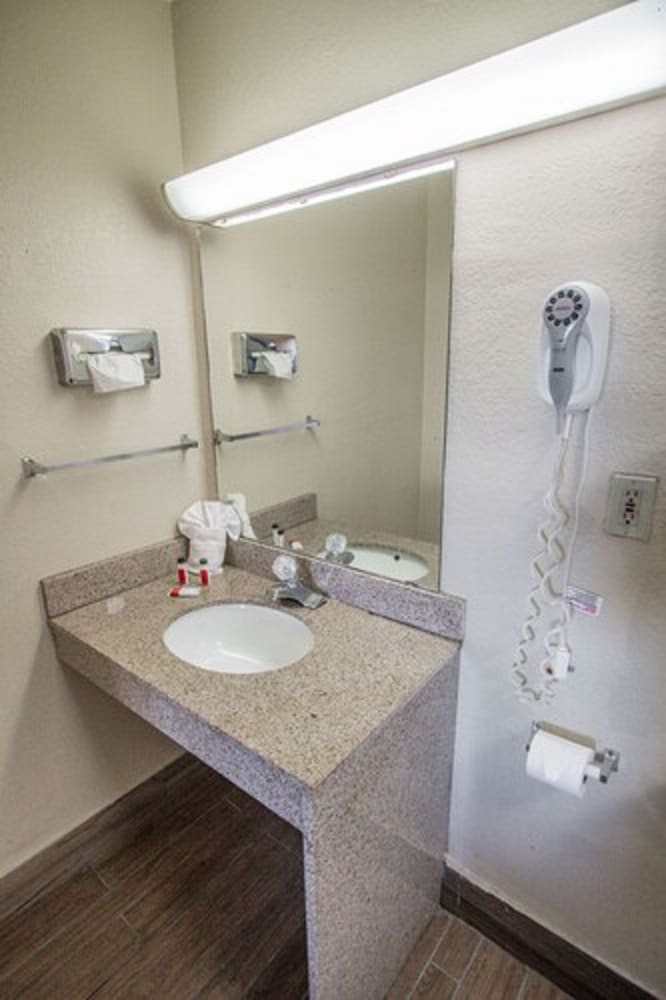 Days Inn by Wyndham Fort Walton Beach 27/34