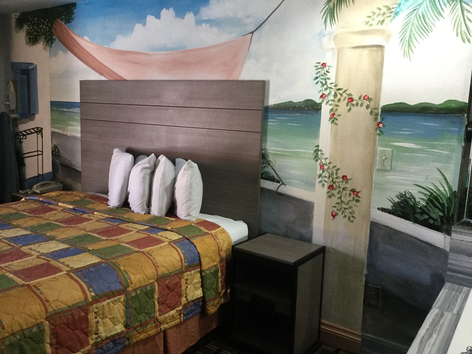 LUXURY, KING BED, JETTED TUB