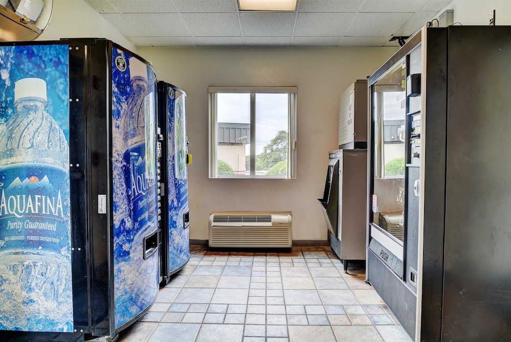 Motel6 Warwick, RI - Providence Airport - I-95 11/38