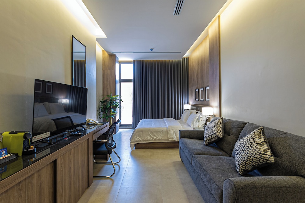 Land Walk Al Taawoun Hotel 54/62