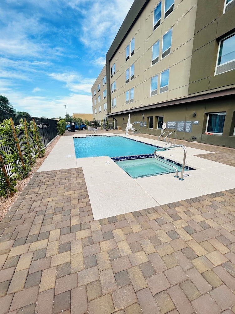 La Quinta Inn & Suites by Wyndham Phoenix near State Farm St 40/48