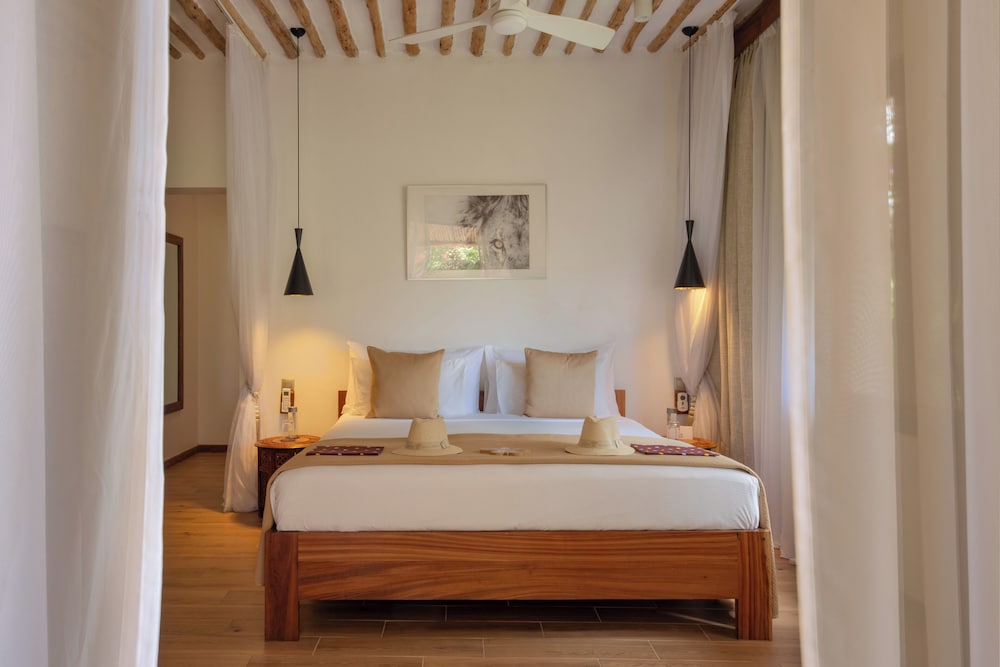 غرفة بسرير مزدوج بإطلالة على الحديقة بشرفة بغرفة نوم واحدة، Zanzibar White Sand Luxury Villas Spa 3/10